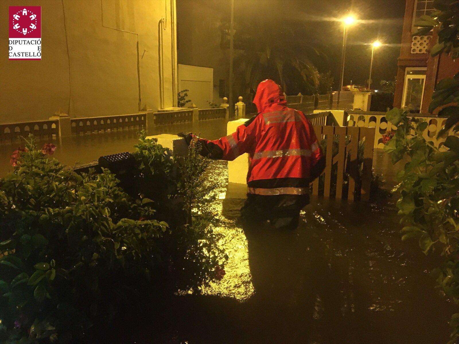 Los bomberos rescatan a una decena de personas en Castellón por las fuertes lluvias Los bomberos rescatan a una decena de personas en Castellón por las fuertes lluvias
