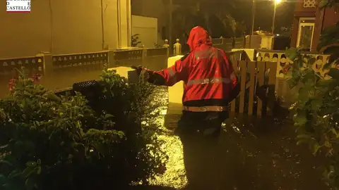 Los bomberos realizando un rescate en una vivienda de Almassora. LLUVIAS