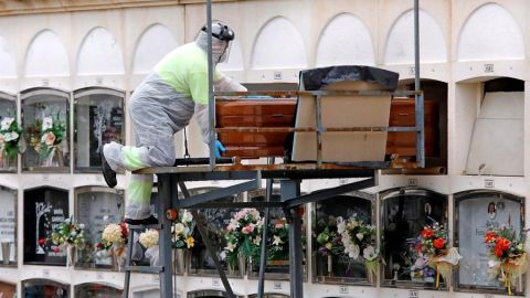  Un operario del cementerio de Santa Margarida de Montbui (Barcelona)