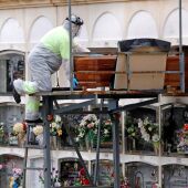  Un operario del cementerio de Santa Margarida de Montbui (Barcelona)