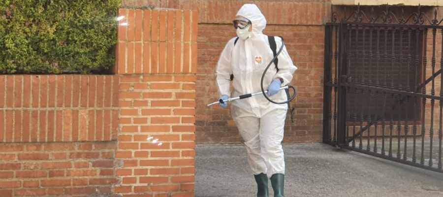 La UME desinfecta cuatro centros de Palencia La UME desinfecta cuatro centros de Palencia