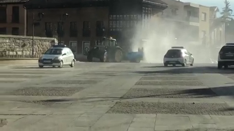 Vídeo de Paredes de Nava desinfectando la Plaza de España Vídeo de Paredes de Nava desinfectando la Plaza de España