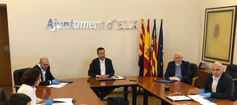 Firma del convenio entre el Ayuntamiento de Elche, CCOO, UGT y Cedelco. Firma del convenio entre el Ayuntamiento de Elche, CCOO, UGT y Cedelco.