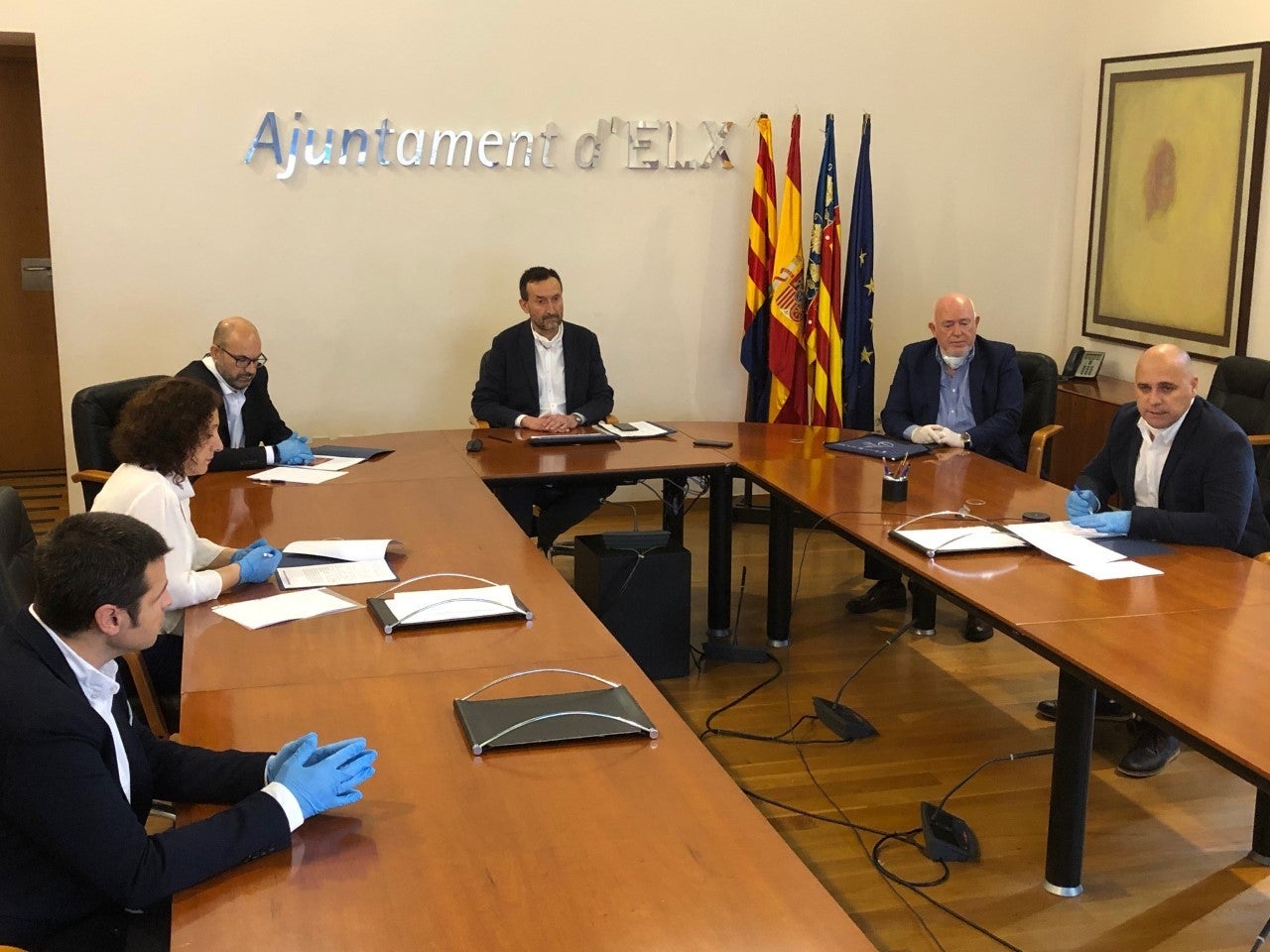 El Ayuntamiento de Elche acuerda con Cedelco, CCOO y UGT consensuar el destino de 10 millones de euros para reactivar la economía El Ayuntamiento de Elche acuerda con Cedelco, CCOO y UGT consensuar el destino de 10 millones de euros para reactivar la economía