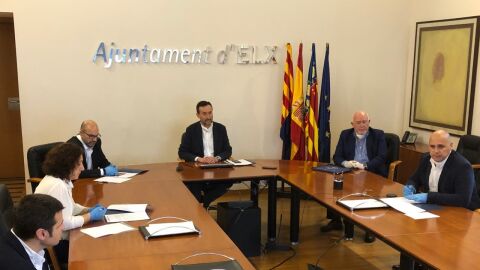 Firma del convenio entre el Ayuntamiento de Elche, CCOO, UGT y Cedelco.