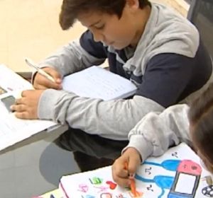 Imagen de niños realizando los deberes del colegio Imagen de niños realizando los deberes del colegio