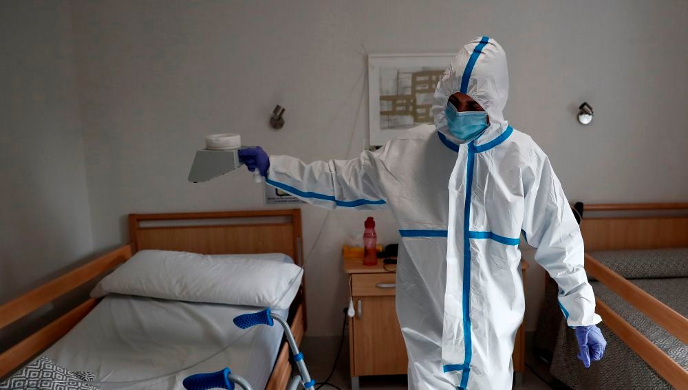 Un operario trabaja en la desinfección con ozono de la residencia Casablanca, en el barrio madrileño de Villaverde