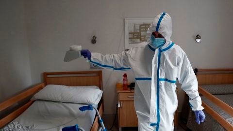 Un operario trabaja en la desinfecci&oacute;n con ozono de la residencia Casablanca, en el barrio madrile&ntilde;o de Villaverde