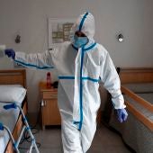 Un operario trabaja en la desinfección con ozono de la residencia Casablanca, en el barrio madrileño de Villaverde
