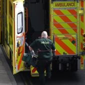 Imagen de una ambulancia con sanitarios en Reino Unido