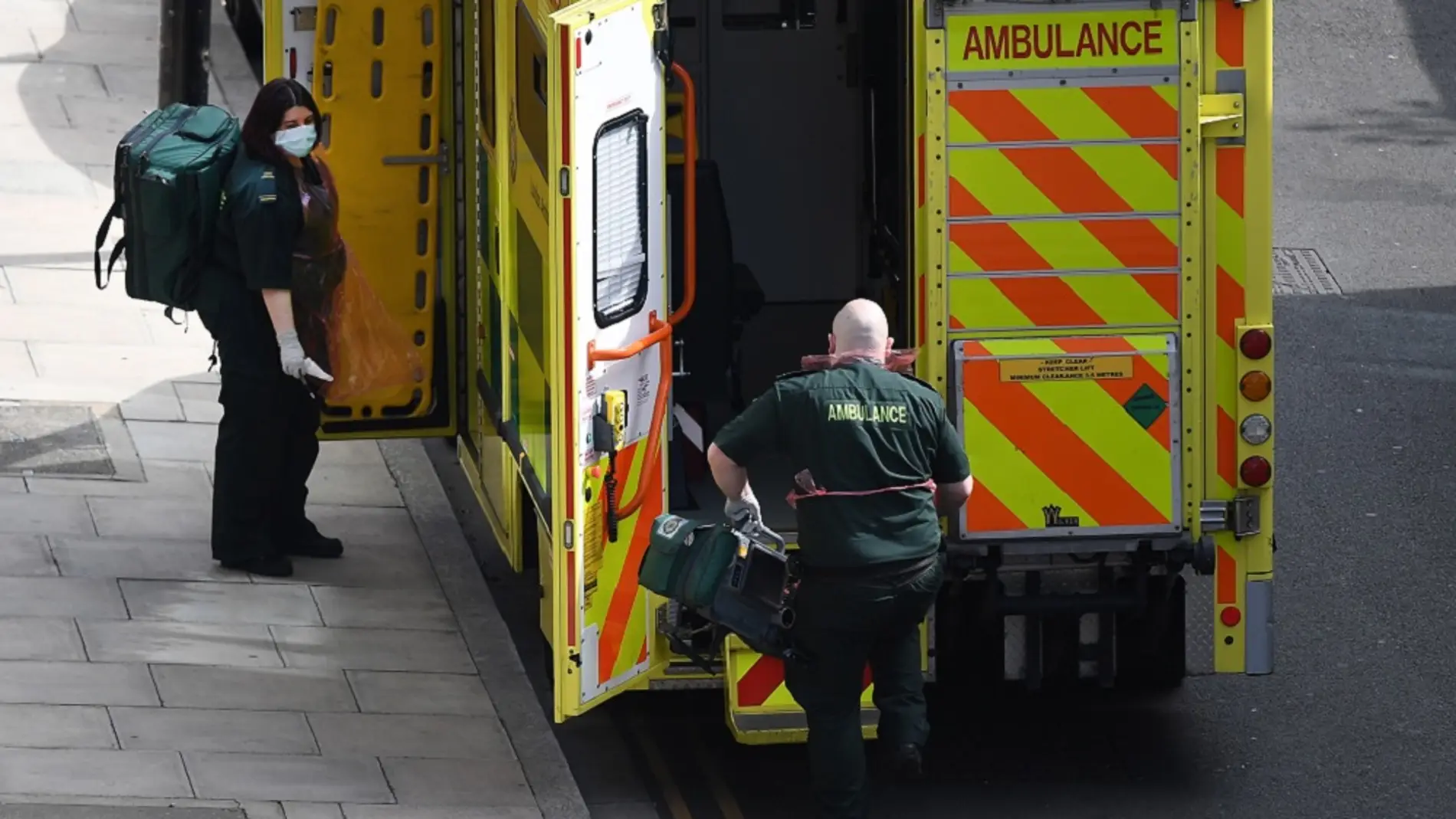 Imagen de una ambulancia con sanitarios en Reino Unido