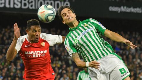 Fernando y Bartra pugnan por un bal&oacute;n en el derbi de la primera vuelta