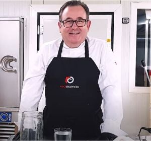 El maestro pastelero Raúl Asencio comparte en YouTube sus recetas y trucos en el canal 'La receta de Raúl'. El maestro pastelero Raúl Asencio comparte en YouTube sus recetas y trucos en el canal 'La receta de Raúl'.