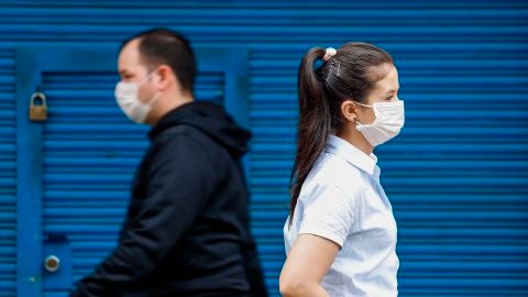 Ciudadanos pasean en Asunci&oacute;n (Paraguay) con mascarillas