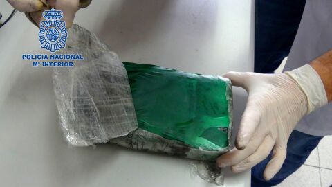 Paquete de coca&iacute;na incautado por la Polic&iacute;a Nacional 