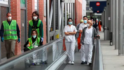 Sanitarios de los hospitales de campaña instalados en los pabellones 5 y 9 de Ifema Sanitarios de los hospitales de campaña instalados en los pabellones 5 y 9 de Ifema