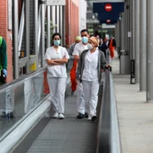 Sanitarios de los hospitales de campaña instalados en los pabellones 5 y 9 de Ifema Sanitarios de los hospitales de campaña instalados en los pabellones 5 y 9 de Ifema