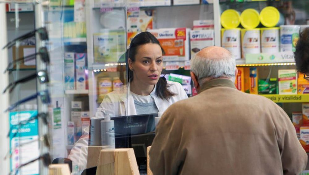 Un anciano acude a comprar a una farmacia