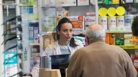 Un anciano acude a comprar a una farmacia Un anciano acude a comprar a una farmacia