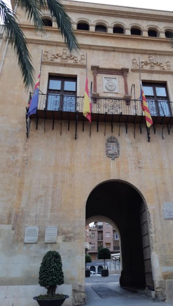 Banderas a media asta en Elche en señal de luto por los fallecidos por el coronavirus.