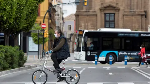 Imagen de una persona en una bicicleta en Málaga Imagen de una persona en una bicicleta en Málaga