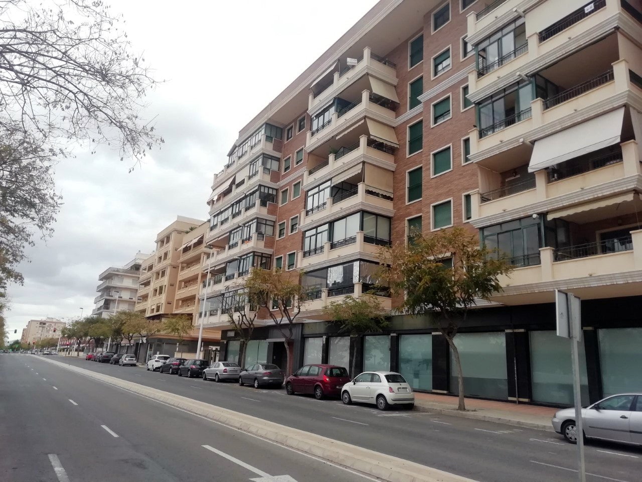 El silencio se cita en balcones y ventanas para recordar desde el confinamiento a las víctimas mortales del coronavirus El silencio se cita en balcones y ventanas para recordar desde el confinamiento a las víctimas mortales del coronavirus