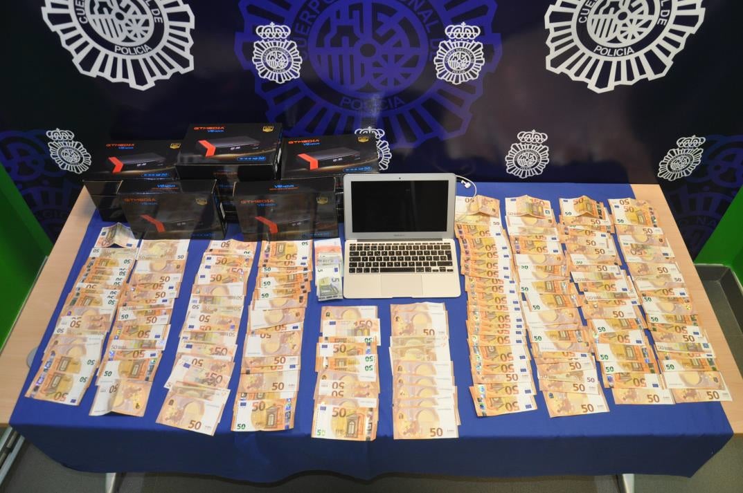 Siete detenidos, uno de ellos en Málaga, por distribuir televisión de pago de forma ilegal Siete detenidos, uno de ellos en Málaga, por distribuir televisión de pago de forma ilegal