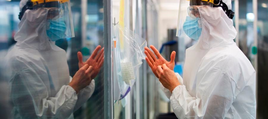 Un sanitario protegido con el Equipo de Protección Individual (EPI) en un hospital Un sanitario protegido con el Equipo de Protección Individual (EPI) en un hospital