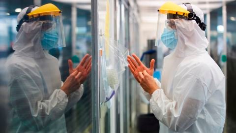 Un sanitario protegido con el Equipo de Protecci&oacute;n Individual (EPI) en un hospital