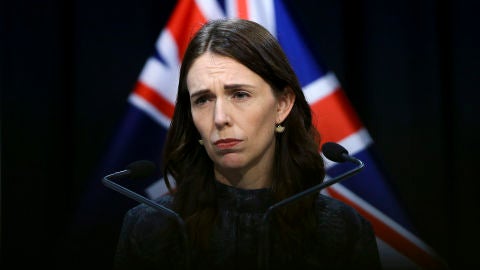 La primera ministra de Nueva Zelanda, Jacinda Ardern, atiende a los medios