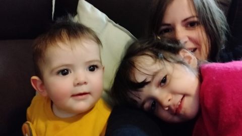 La enfermera Alicia Galva&ntilde; lleva un mes sin ver a sus hijos para protegerles del coronavirus.