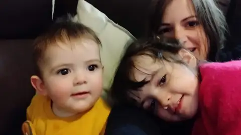 La enfermera Alicia Galvañ lleva un mes sin ver a sus hijos para protegerles del coronavirus. La enfermera Alicia Galvañ lleva un mes sin ver a sus hijos para protegerles del coronavirus.