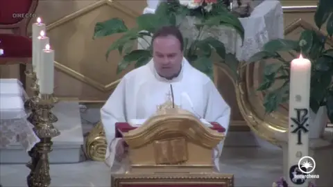 Un cura de Archena acusa en plena homilía al Gobierno de "ocultar la verdad" sobre el coronavirus Un cura de Archena acusa en plena homilía al Gobierno de "ocultar la verdad" sobre el coronavirus