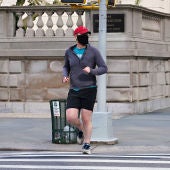 Un hombre hace deporte en la calle con mascarilla