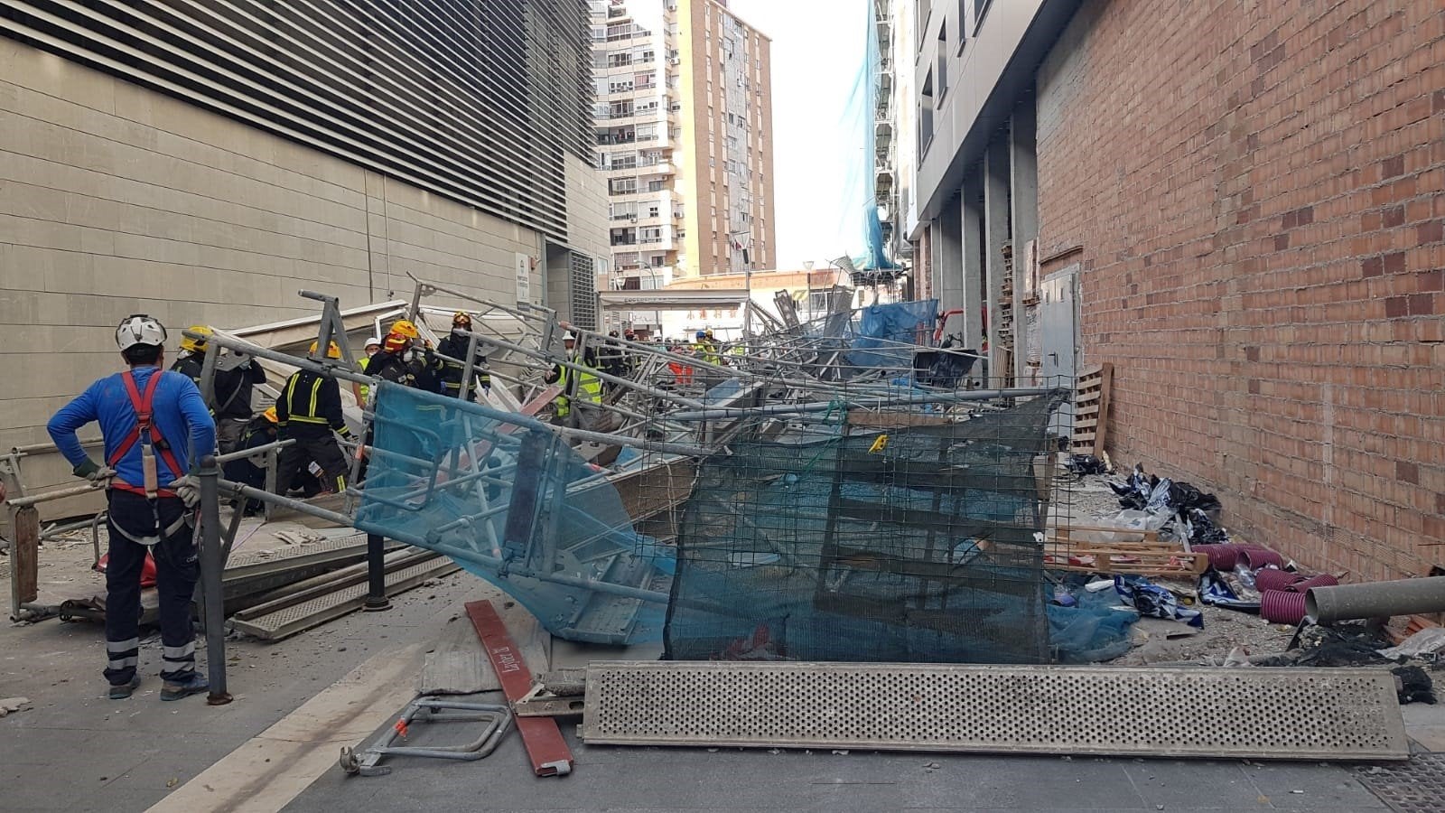 Varios heridos tras caerse un andamio junto al Mercado del Carmen Varios heridos tras caerse un andamio junto al Mercado del Carmen
