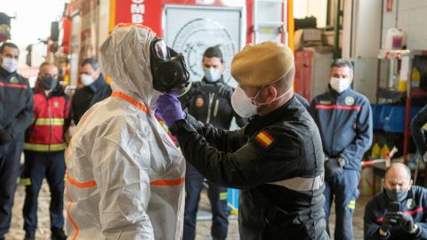 Efectivos de la UME imparte una formaci&oacute;n espec&iacute;fica para la prevenci&oacute;n y el control de la infecci&oacute;n por coronavirus.