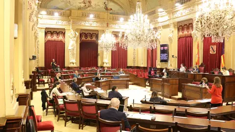 Pleno del Parlament medio vacío a causa del Estado de alarma. Pleno del Parlament medio vacío. Es el primero que se celebra tras la declaración del Estado de alarma.