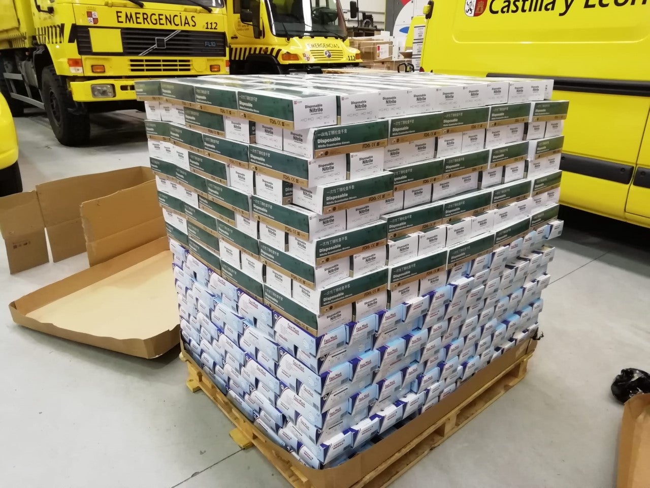 La Junta entrega material de protección a los voluntarios de Protección Civil, a las policías locales y a los bomberos de Palencia La Junta entrega material de protección a los voluntarios de Protección Civil, a las policías locales y a los bomberos de Palencia