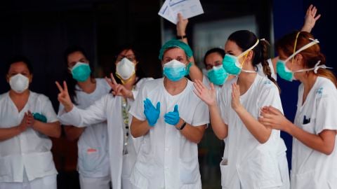 Un grupo de sanitarios de Urgencias del Hospital Universitario Central de Asturias (HUCA) agradecen este lunes las muestras de reconocimiento diario a su labor, en Oviedo