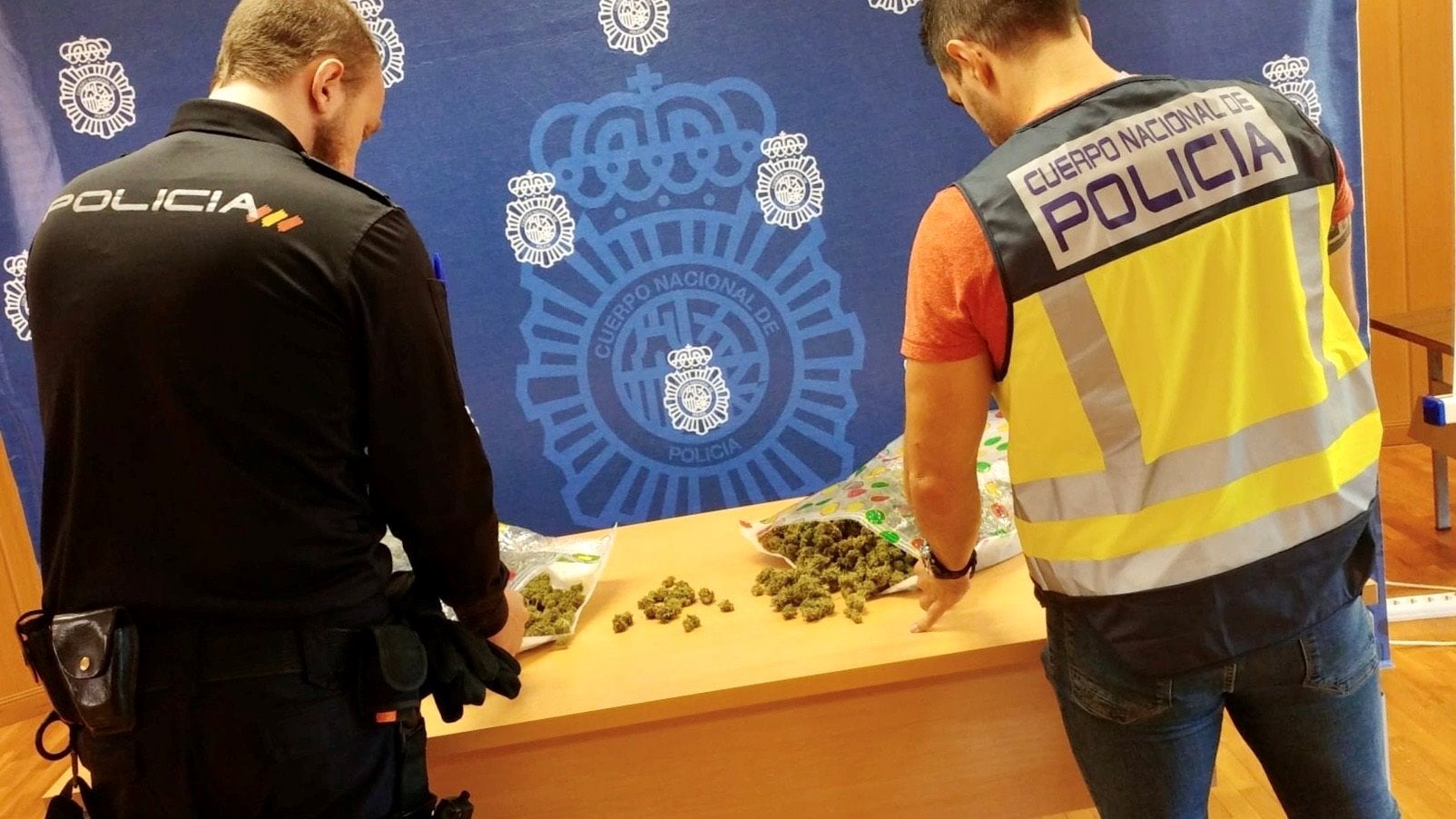 La Policía Nacional detiene en Elche a un hombre que paseaba por la calle con casi dos kilos de marihuana bajo el brazo La Policía Nacional detiene en Elche a un hombre que paseaba por la calle con casi dos kilos de marihuana bajo el brazo