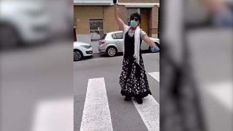 Imagen del hombre bailando sevillanas en Santa Pola en pleno estado de alarma.