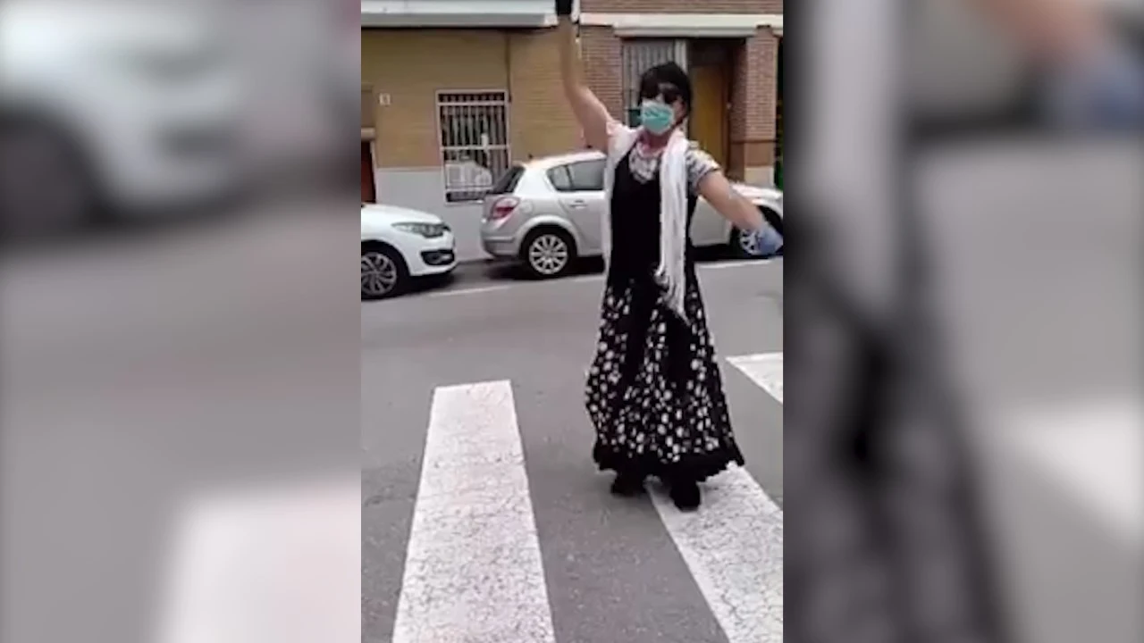 Imagen del hombre bailando sevillanas en Santa Pola en pleno estado de alarma. Imagen del hombre bailando sevillanas en Santa Pola en pleno estado de alarma.