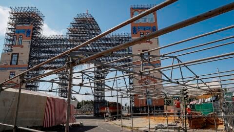 Desmontaje de la portada de la Feria de Abril de Sevilla