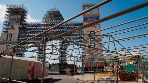 Desmontaje de la portada de la Feria de Abril de Sevilla Desmontaje de la portada de la Feria de Abril de Sevilla