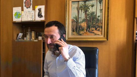 El alcalde de Elche, Carlos Gonz&aacute;lez, en el ayuntamiento.
