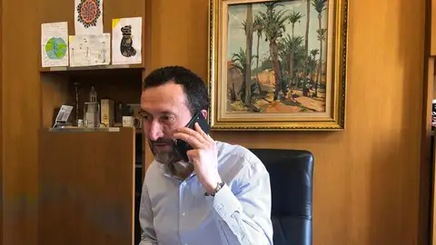 El alcalde de Elche, Carlos González, en el ayuntamiento. El alcalde de Elche, Carlos González, en el ayuntamiento.