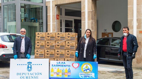 Plácido Álvarez con Yoana Novoa e Jose Antonio Novoa, propietarios de Lejia Sarmiento