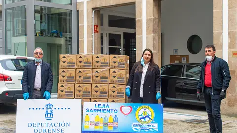 Plácido Álvarez con Yoana Novoa e Jose Antonio Novoa, propietarios de Lejia Sarmiento Plácido Álvarez con Yoana Novoa e Jose Antonio Novoa, propietarios de Lejia Sarmiento