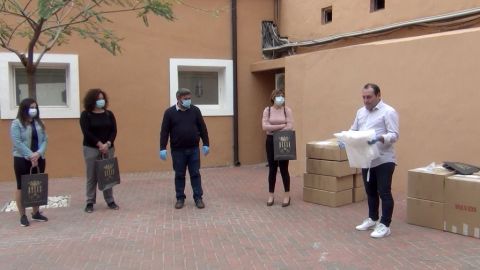 Reparto batas sanitarias por el Ayuntamiento de Crevillent.