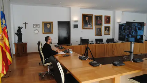 L´alcalde José Benlloch en la reunió telemàtica amb els directors dels centres educatius. L´alcalde José Benlloch en la reunió telemàtica amb els directors dels centres educatius.